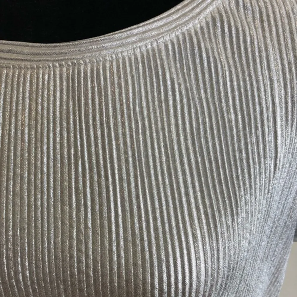 New Women’s Bar III Metallic Textured T-Shirt sz S - Image 3