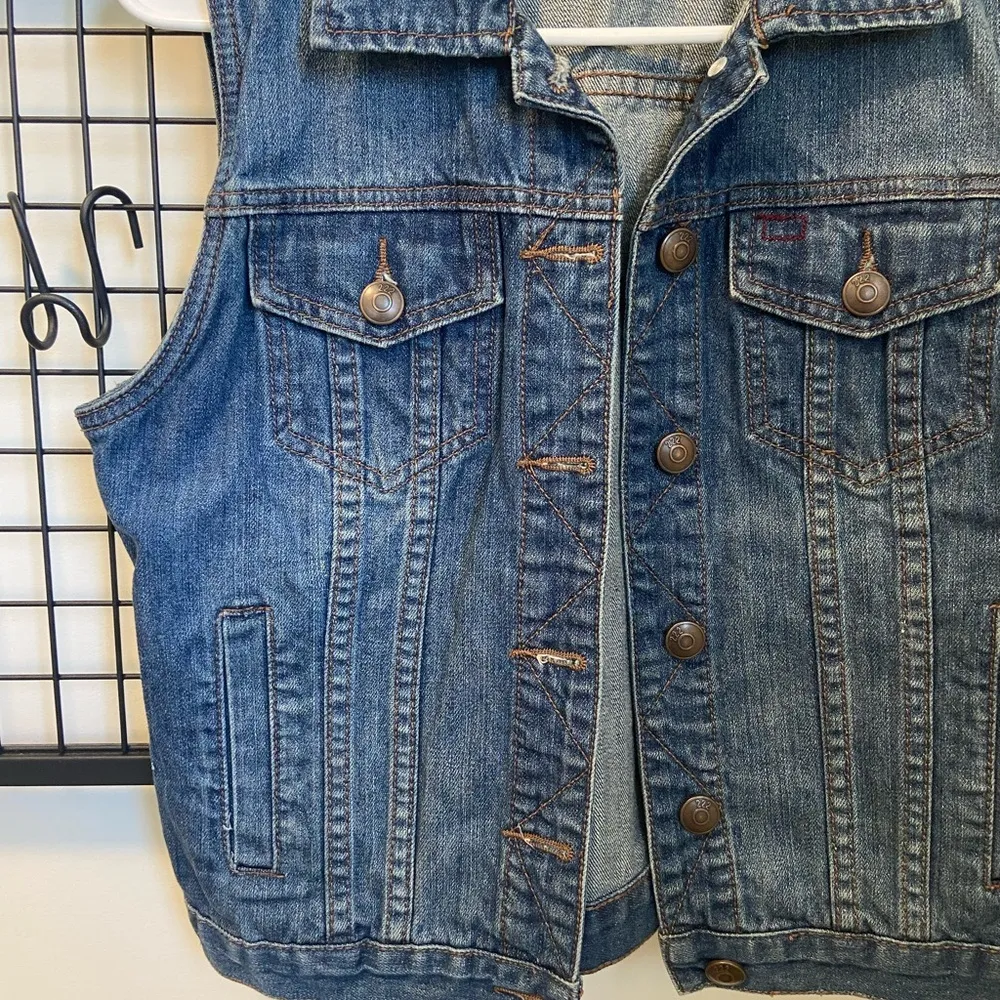 EUC |‎ Adam Levine women’s denim vest — small - Image 2