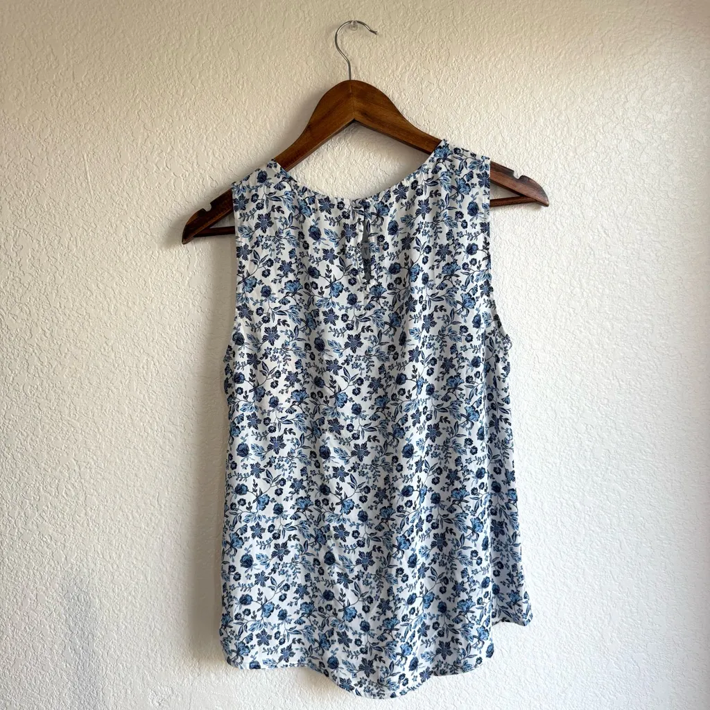NEW 41 Hawthorn Womens Shirt Blouse Blue White Floral Sleeveless Size Small - Image 2