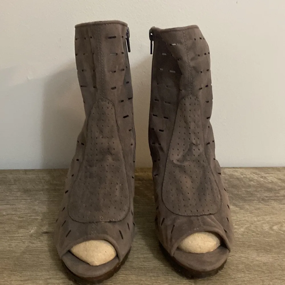 UnSensored womens gray suede ankle heel boots size 7.5 - Image 2