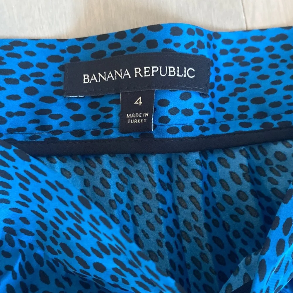 Brand new banana republic blue leopard print pleated midi skirt size 4 - Image 3