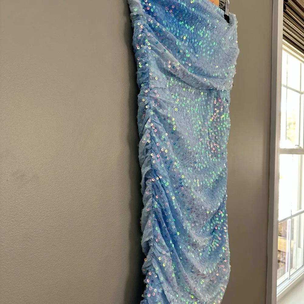 Enchanting Muse Iridescent Sequin Mini Dress
Light blue size medium New - Image 5