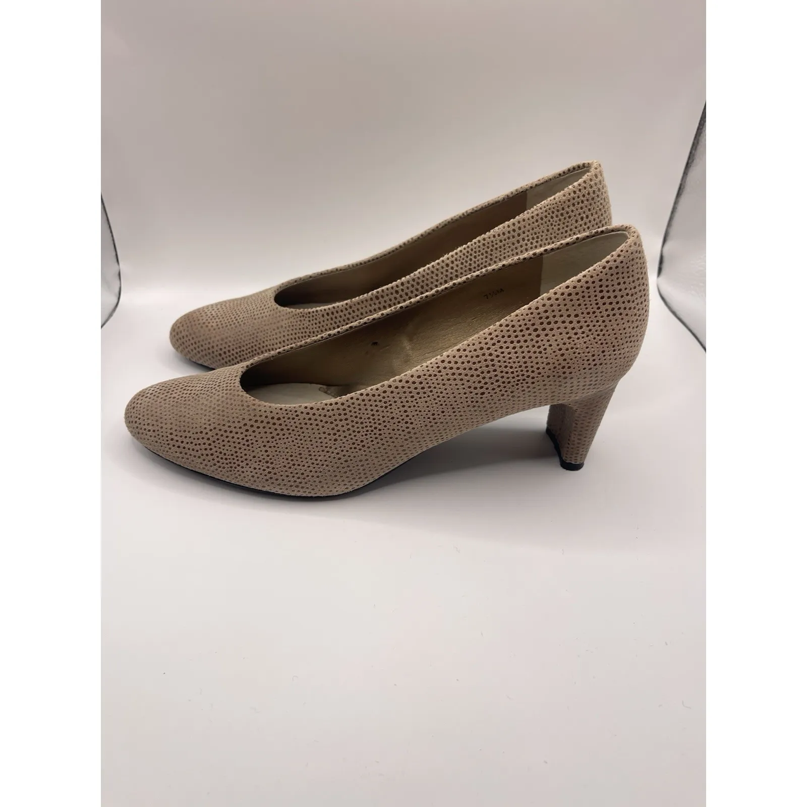 Vintage Vanelli Women's Suede Low Heeled Shoes Size‎ 7.5 Tan Color - Image 4