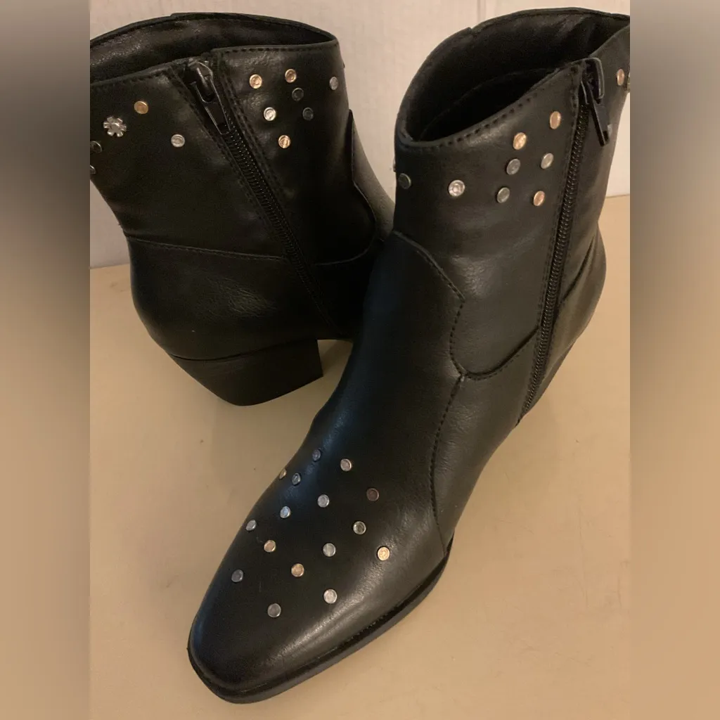 Frye and Co Black Studded Sinclair Ankle Boots size 8 - Image 11