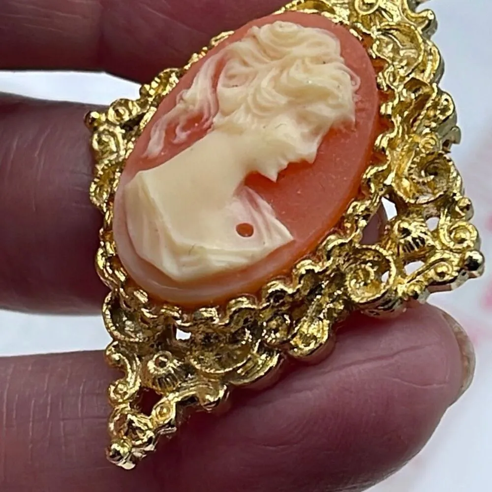 Vintage Gerry’s cameo brooch with ornate frame. Gold - Image 3