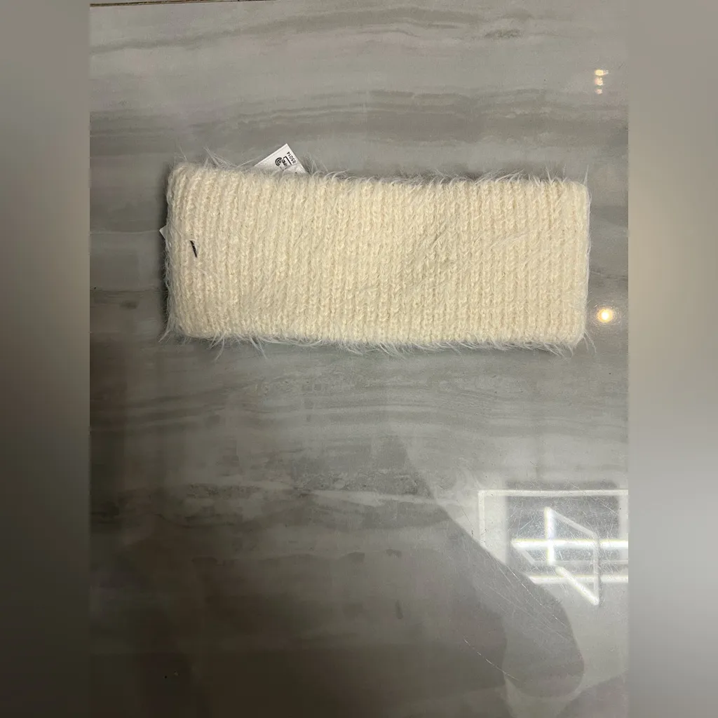 Uniqlo Fluffy headband in a soft, rib knit. - Image 4