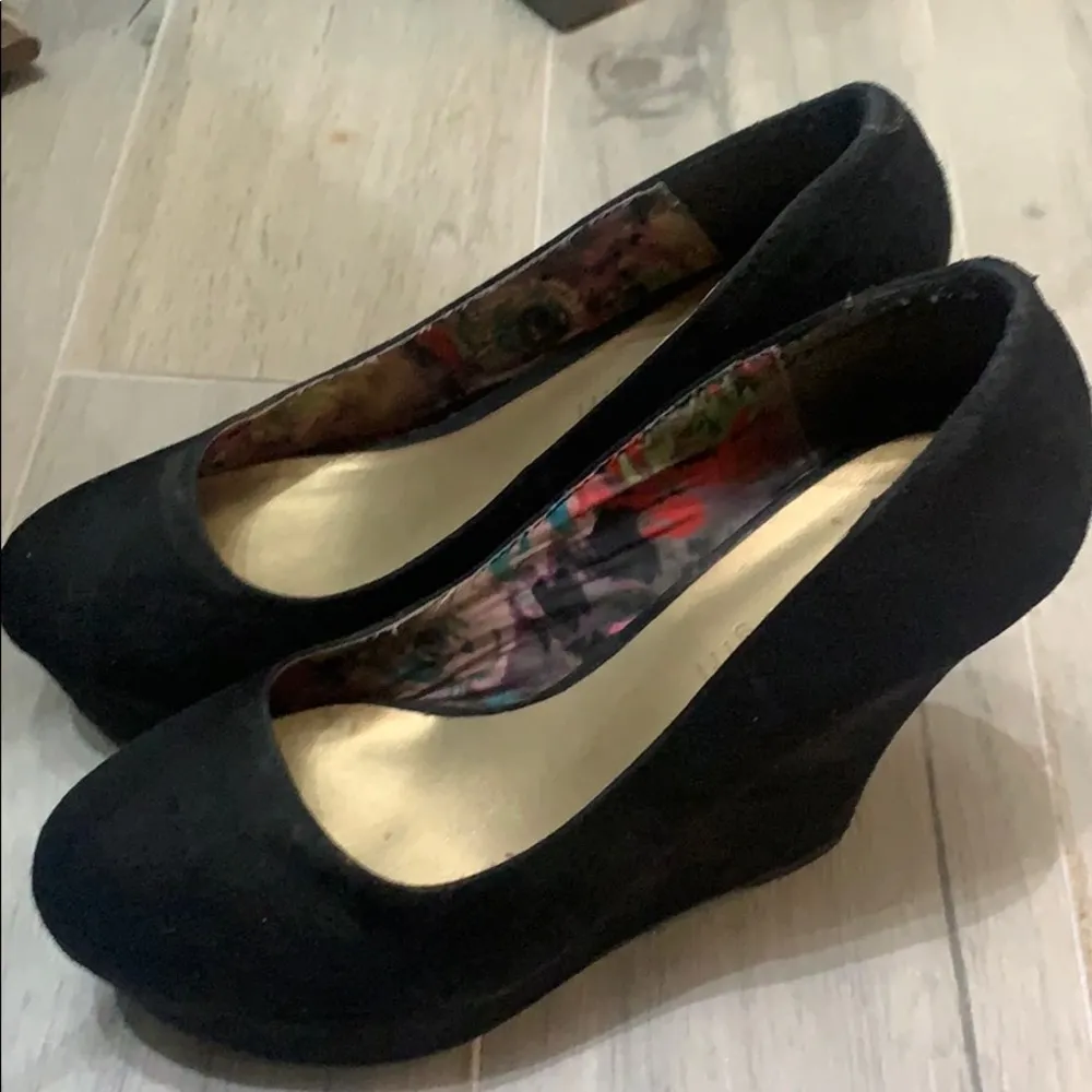 Madden Girl Y2K Black Faux Suede Platform Wedge Pumps - Image 2