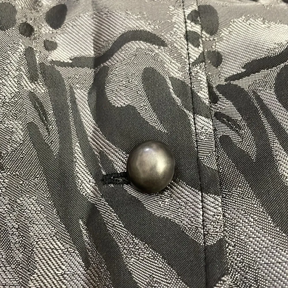 Black & Silver Print Button Down Blazer / Jacket Size Medium - Image 12