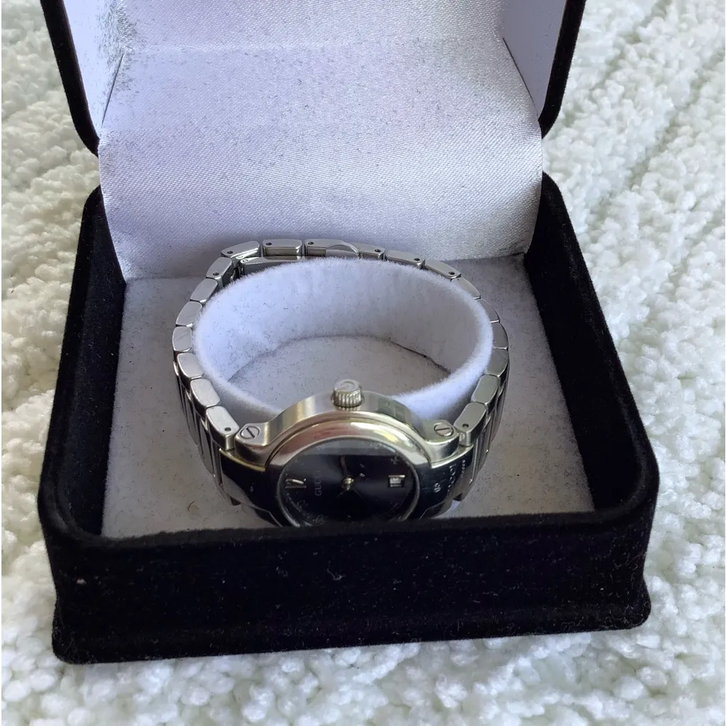 Ladies AUTHENTIC GUCCI DRESS watch 🌹🌹 - Image 3