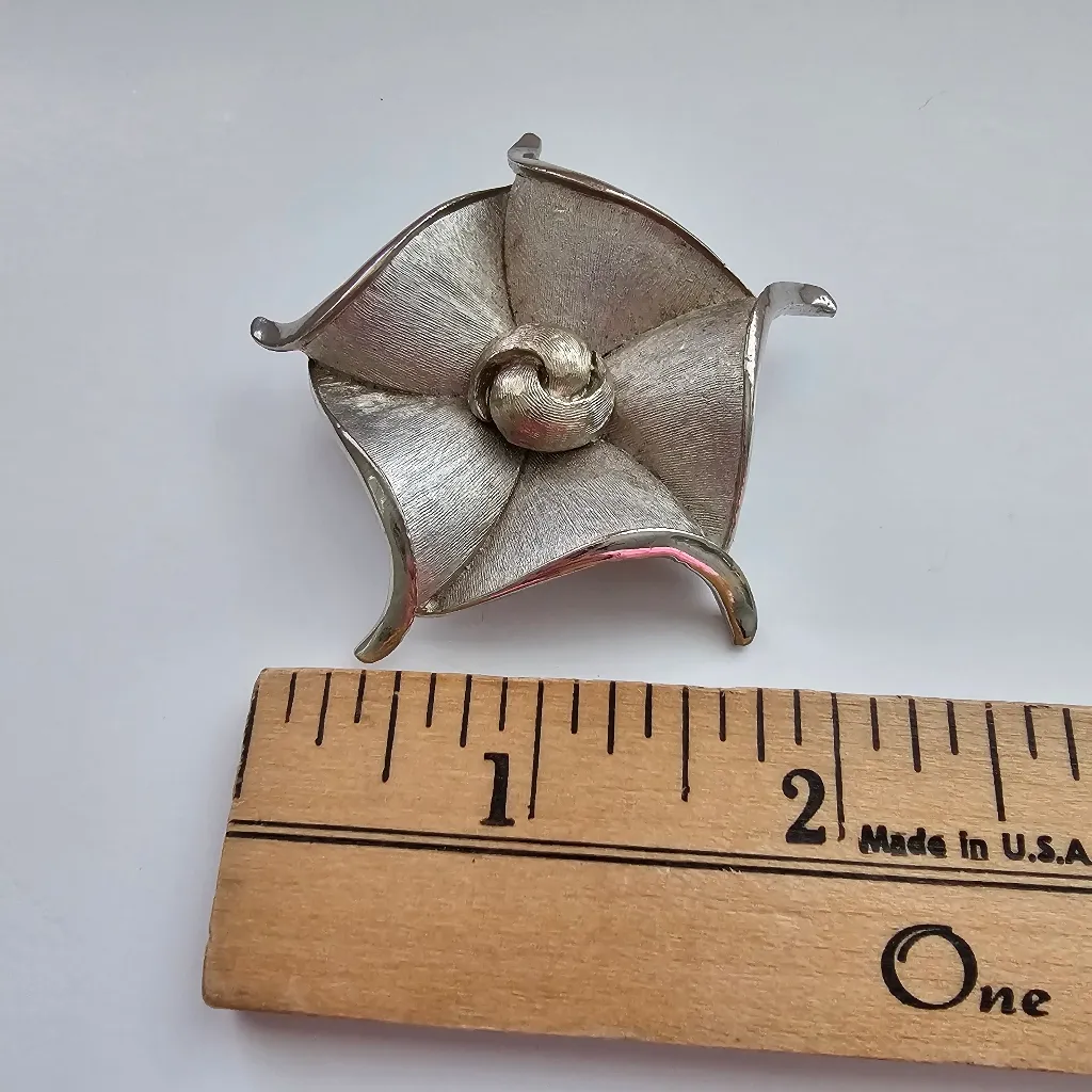 BSK Silver Tone Textured Metal Star Flower Pin Brooch Space Age Vintage Jewelry - Image 5