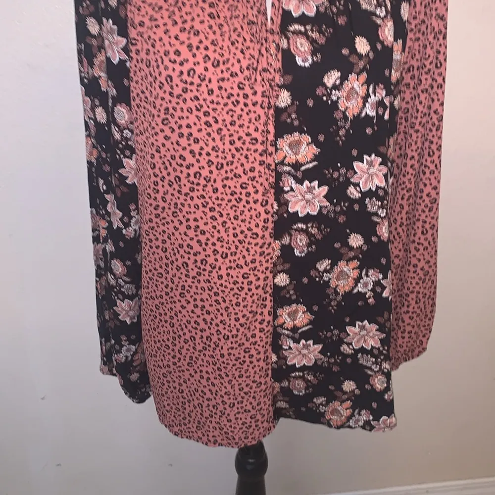 Haptics by Holly Harper Mauve Leopard and Floral Color Block Key Hole Top Black Size M - Image 4