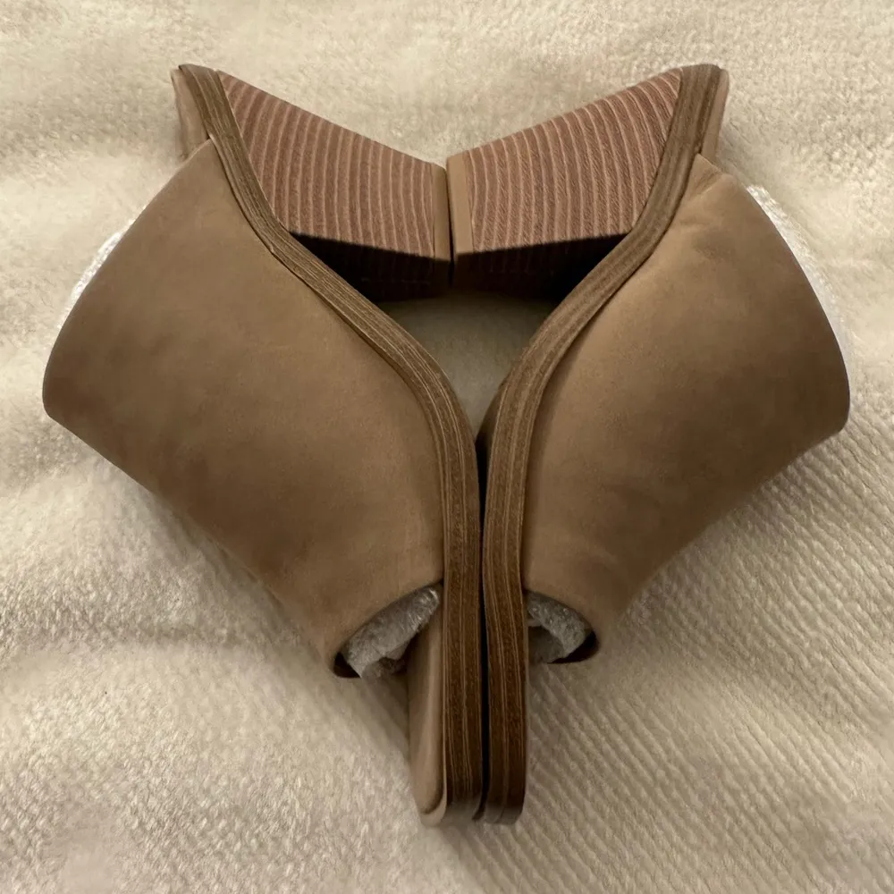 NWOT Vince Camuto Sempla Mule Heel Truffle Tan 8.5 - Image 3