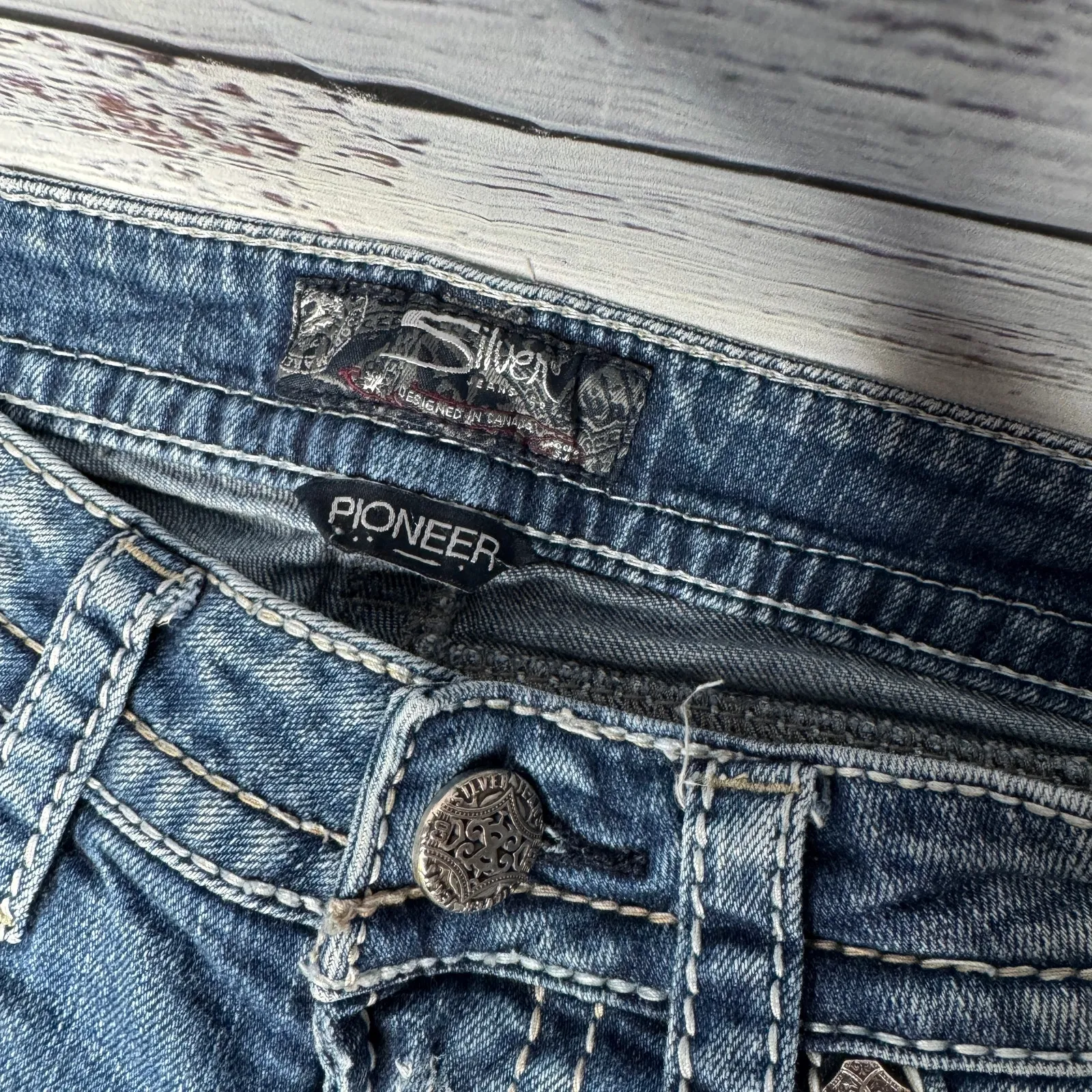 Silver Jeans Pioneer Boot Cut Jeans Distressed 26/31 - Image 3