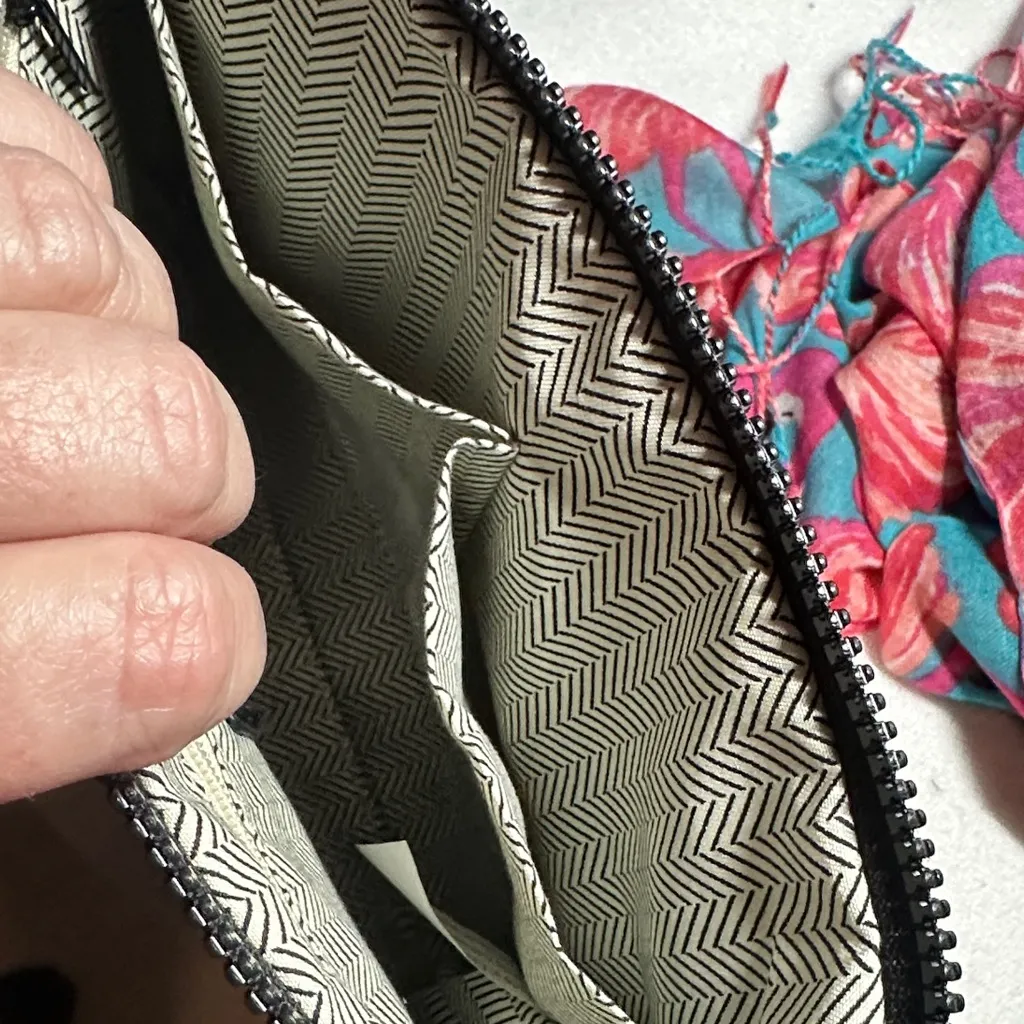 XOXO Shiny Black Heart-Patterned Clutch wristlet. NWT - Image 6