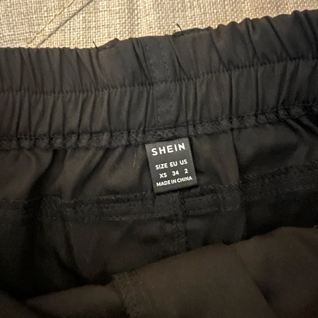 SHEIN Black Cargo Women's Shorts - Image 5