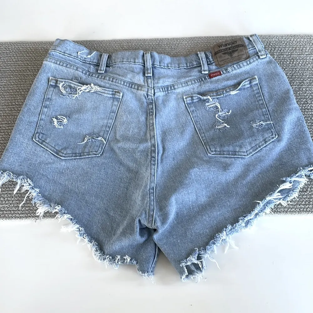 Vintage Wrangler Light Wash Distressed Denim Cutoff Shorts Waist 38” - Image 4
