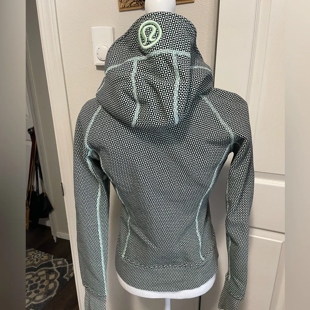 Lululemon Scuba Black and Mint Sweater size 6 - Image 3