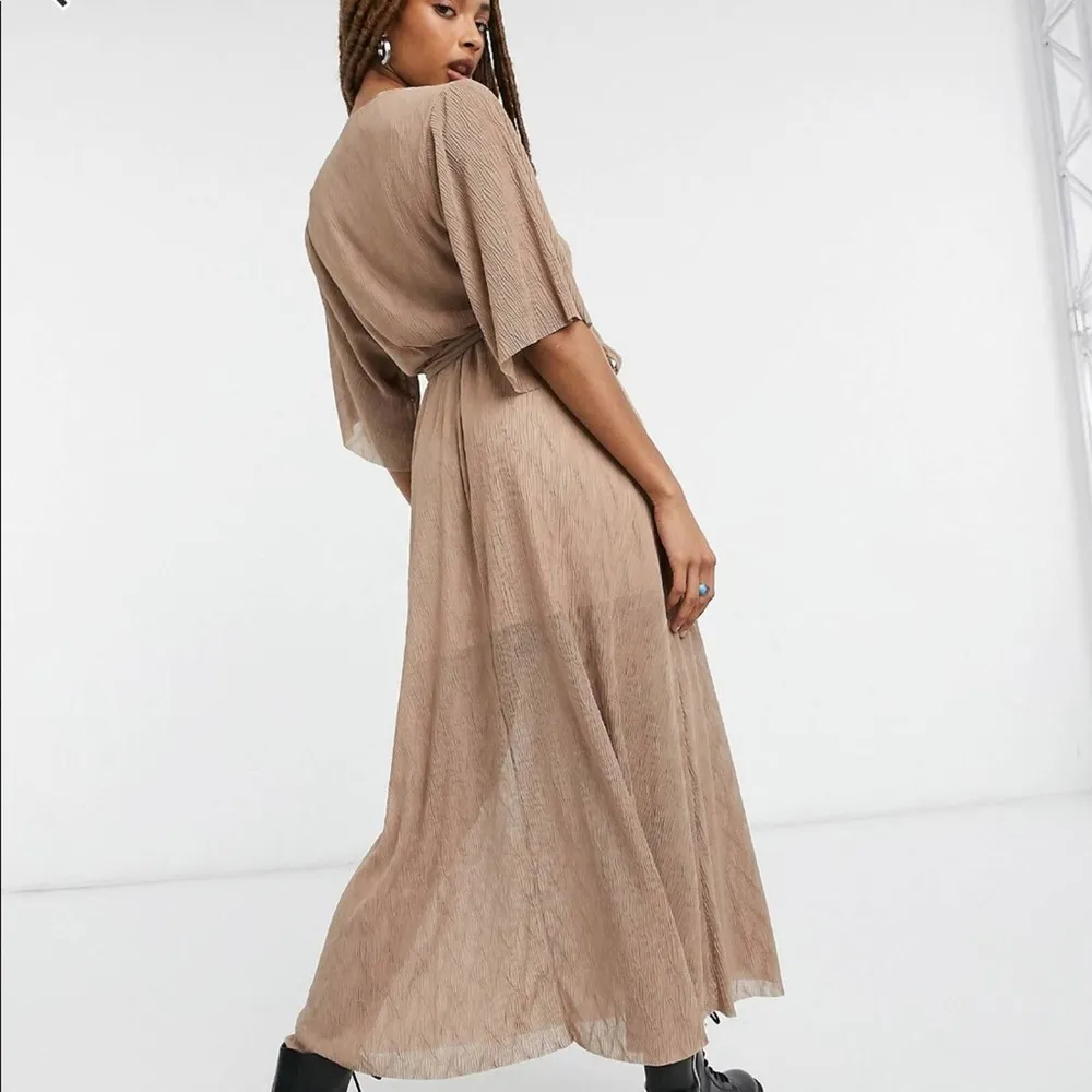 Liquorish Maxi Crinkled Wrap Dress Beige NWT Sz 8 Polyester Short Sleeve - Image 12