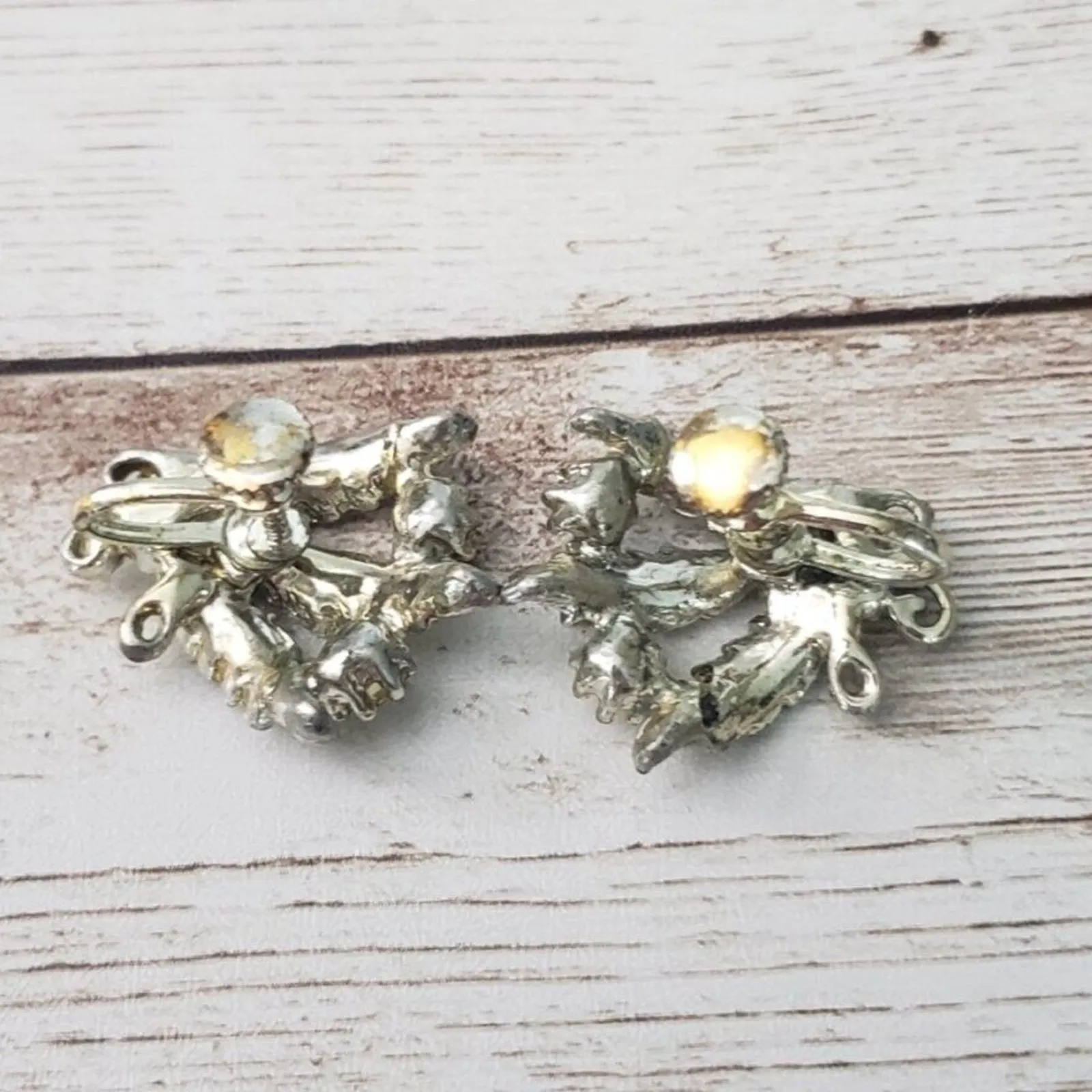 Vintage Screw On Earrings - Image 4