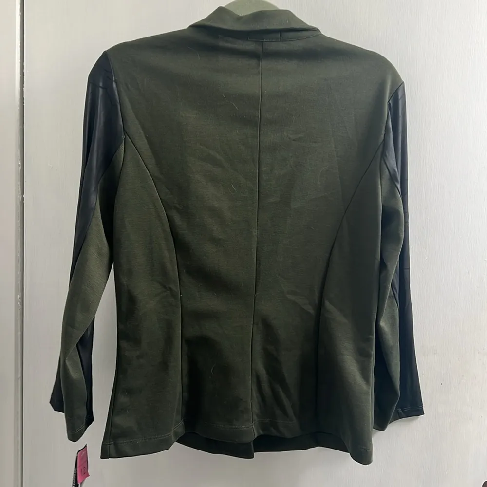 T.Milano green w black sleeves zip up jacket. One piece size 12, new - Image 2