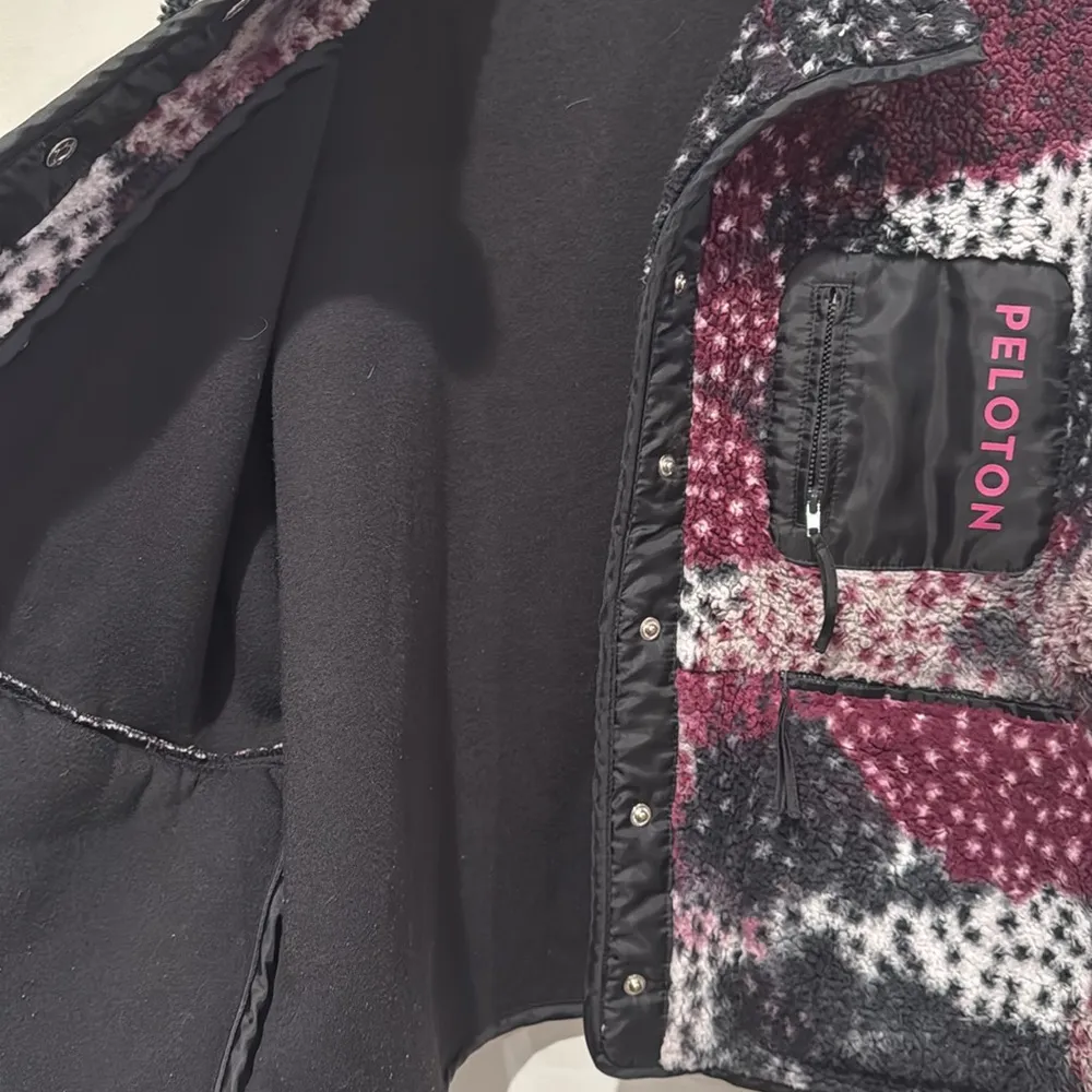 Peloton Caviar Camo Snap Sherpa Jacket in Spotted Purple Black Women’s Size L - Image 13