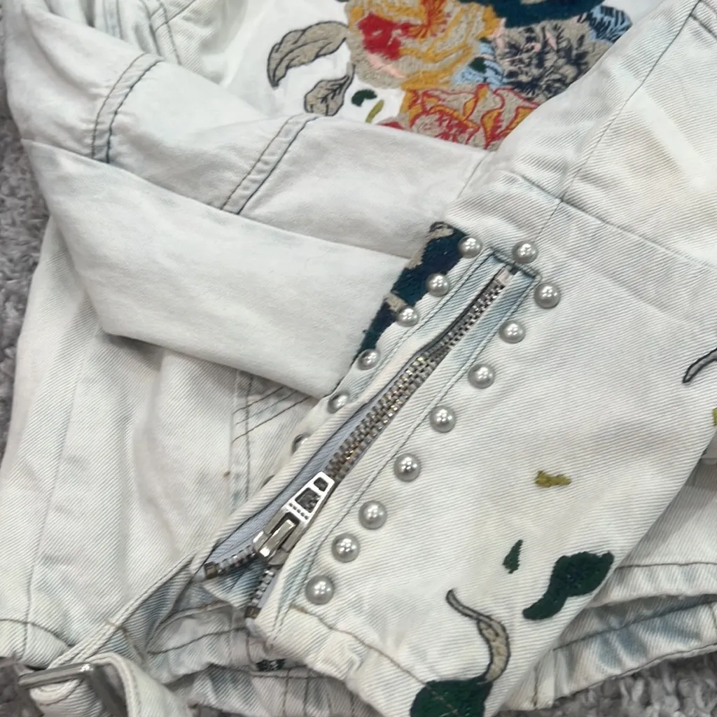 BLANK NYC FLORAL EMBROIDED DENIM JACKET - Image 4