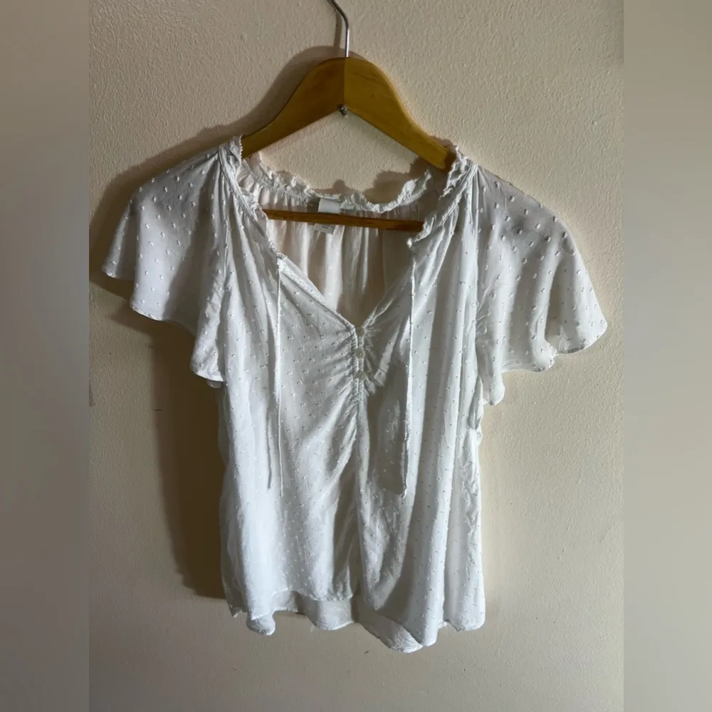 H&M | Flutter or butterfly Sleeve White Button Up Blouse | 3 buttons in from - Image 5