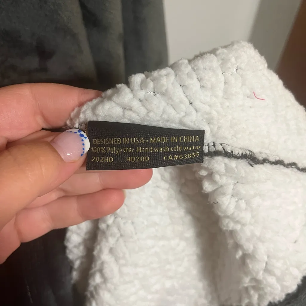 Cozy Black Hooded Blanket Sweatshirt Gray Size L - Image 2