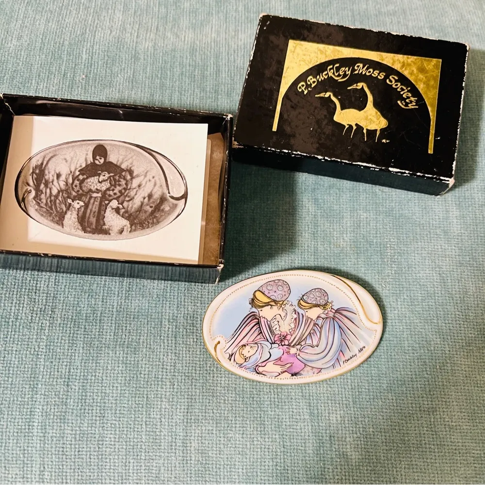 Vintage P. Buckley Moss porcelain Pin 1990 Society Membersip Signed Anna Perenna - Image 3