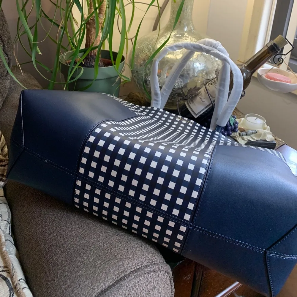 Authentic TORY BURCH T-Block leather Tote/lg zip wristlet - Image 5