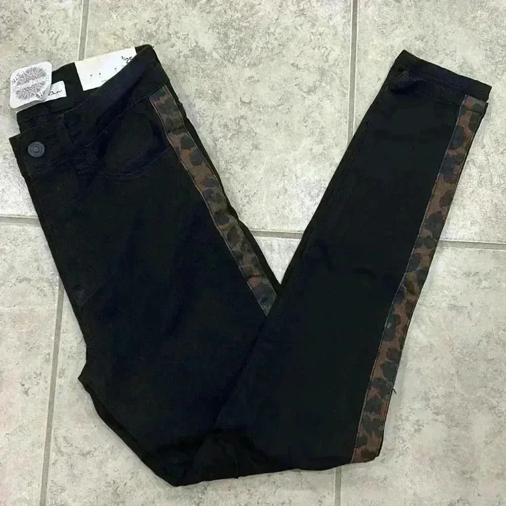 Black jean with cheetah detail Size undefined - Image 4