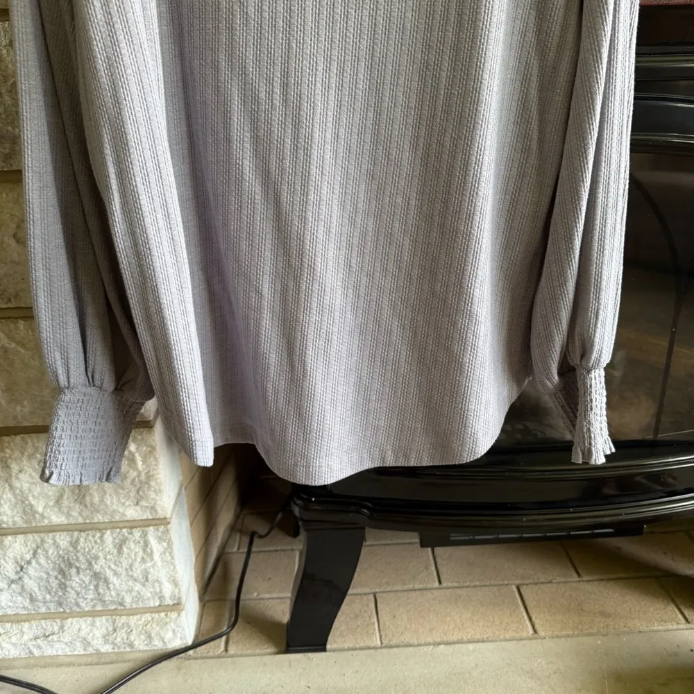 Jessica Simpson Ribbed Gray Top Medium Rouched Sleeve - Image 5