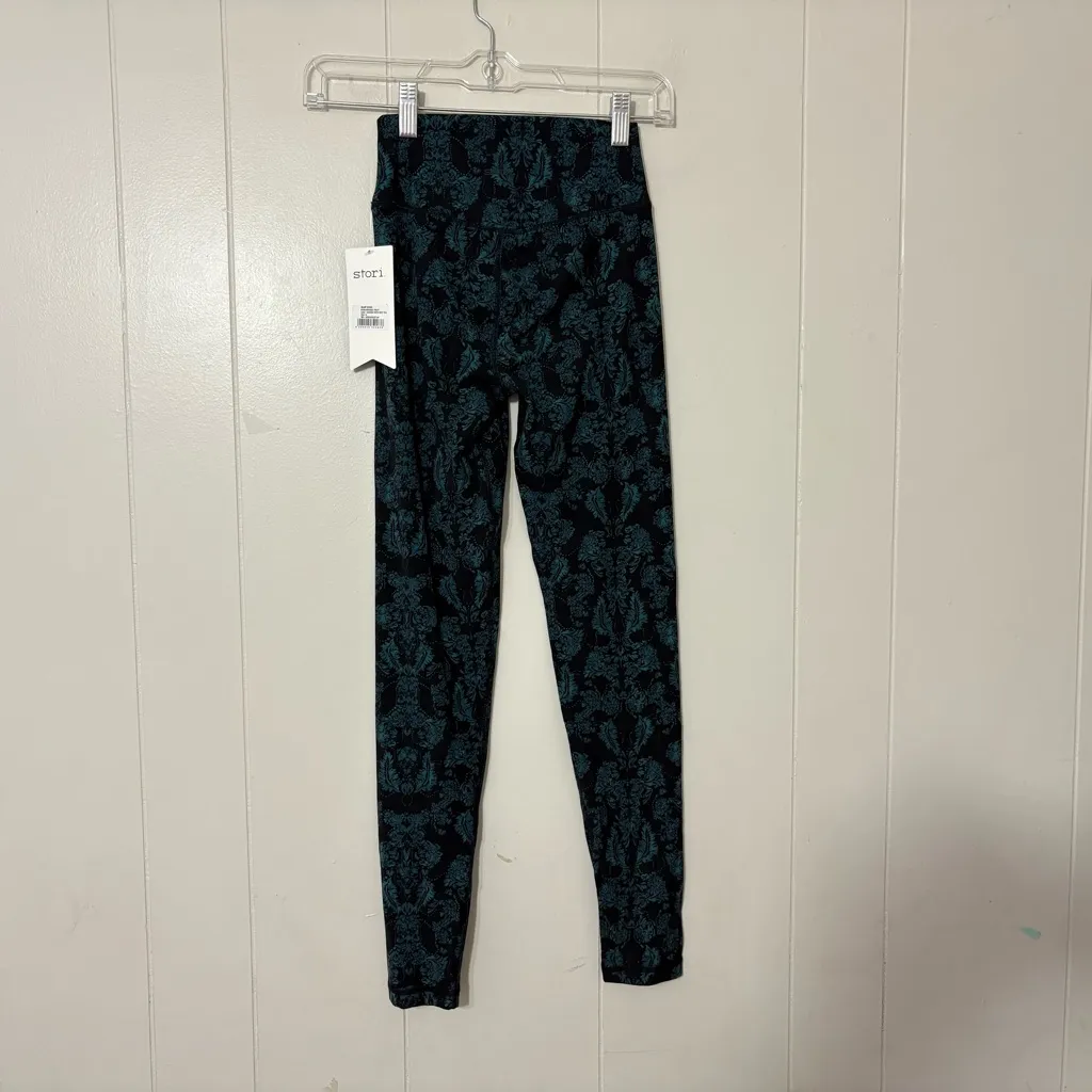 Stori Perseverance Tight Leggings –Damask Onyx Deep Teal Size 4 NWT Green - Image 6