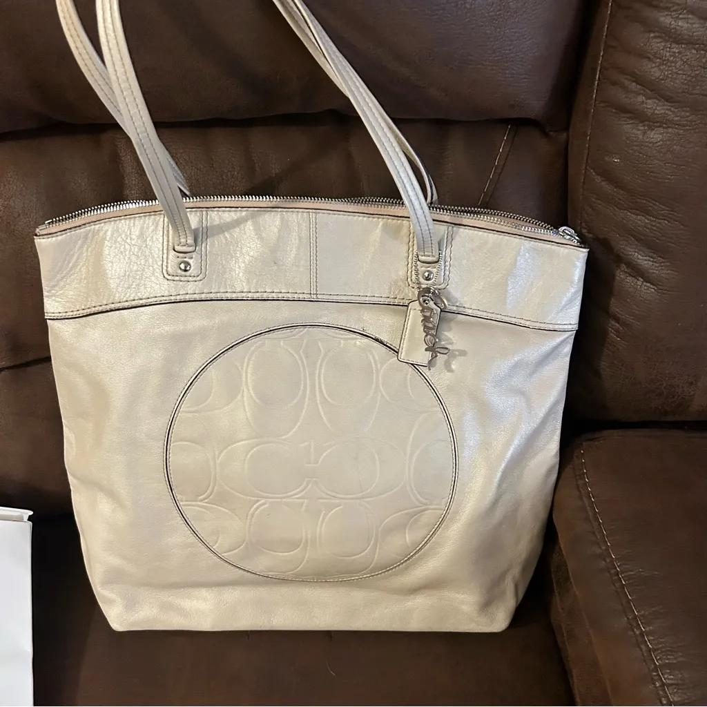 Coach Oversized ivory taupe leather Laura tote bag F18336 embossed preppy - Image 10