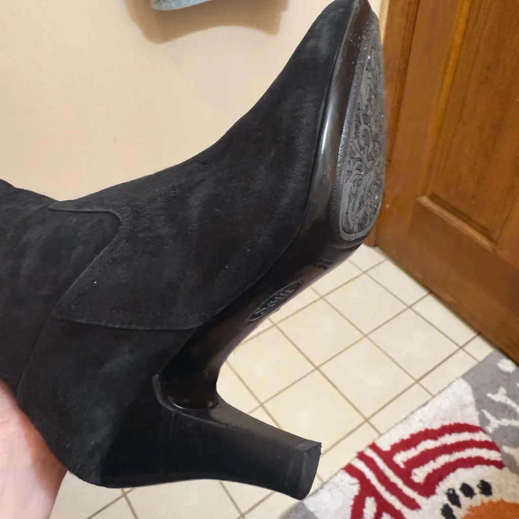 Sofft | Black Heeled Knee - Image 2