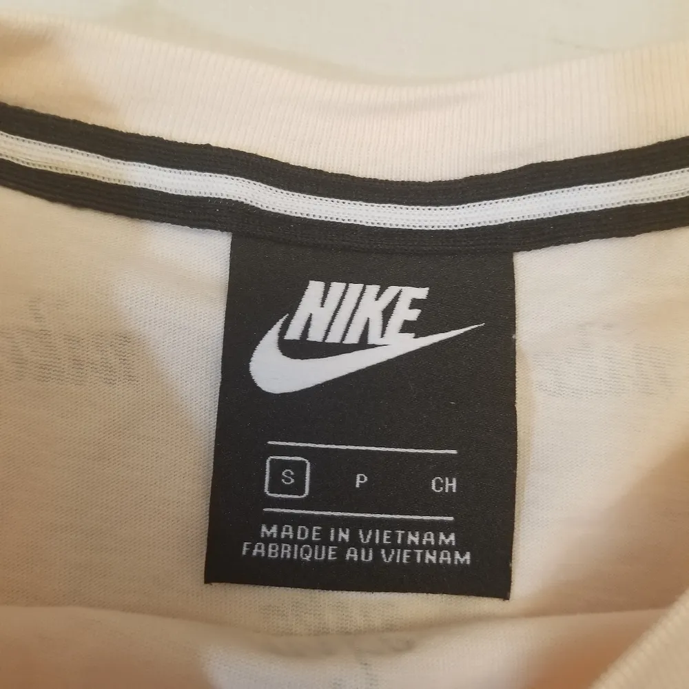 {S} Nike NSW Metallic Logo Cropped Tee - Image 7