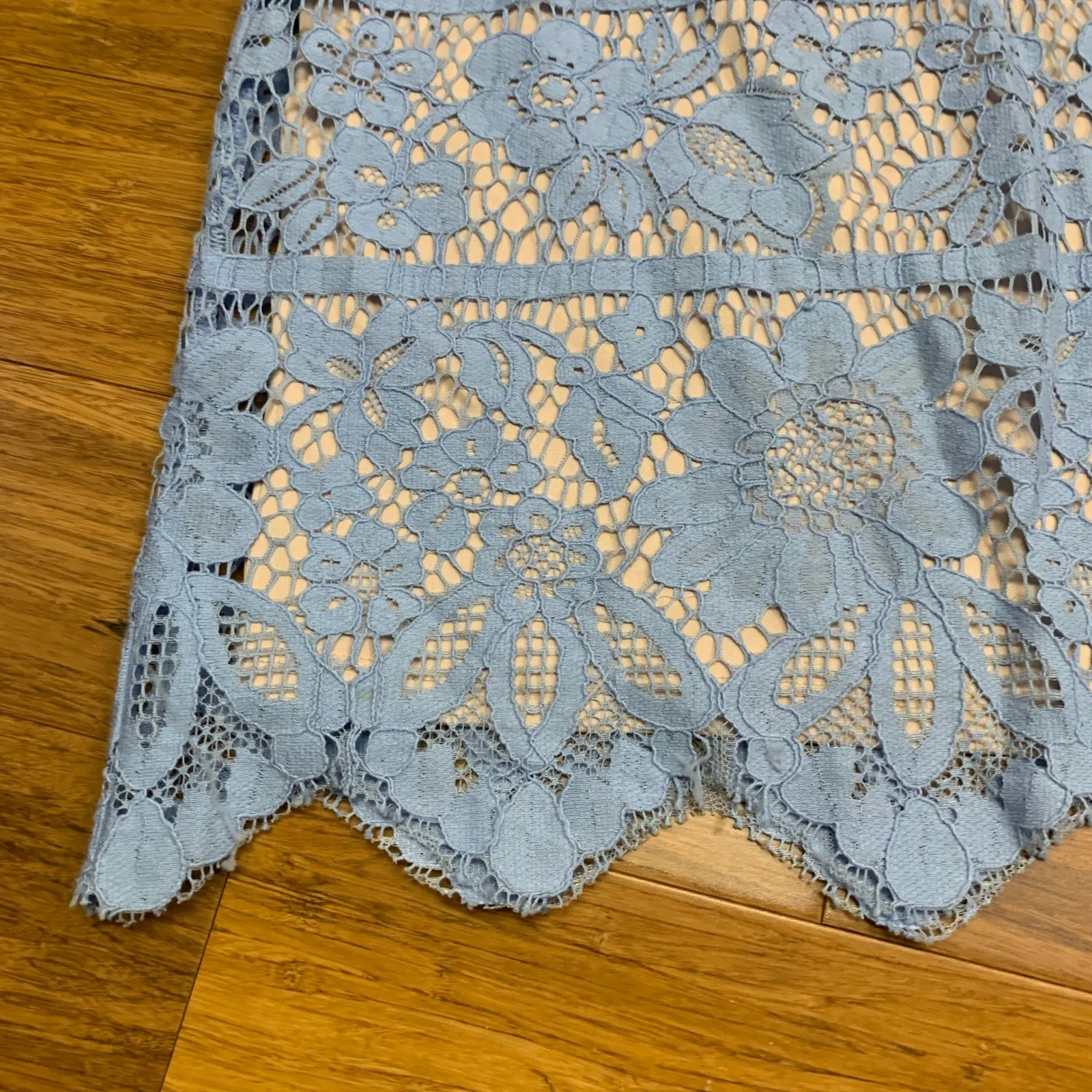 Express Women's Blue Tan Lace Keyhole Neck Short Sleeve‎ Top Blouse Size Small - Image 3