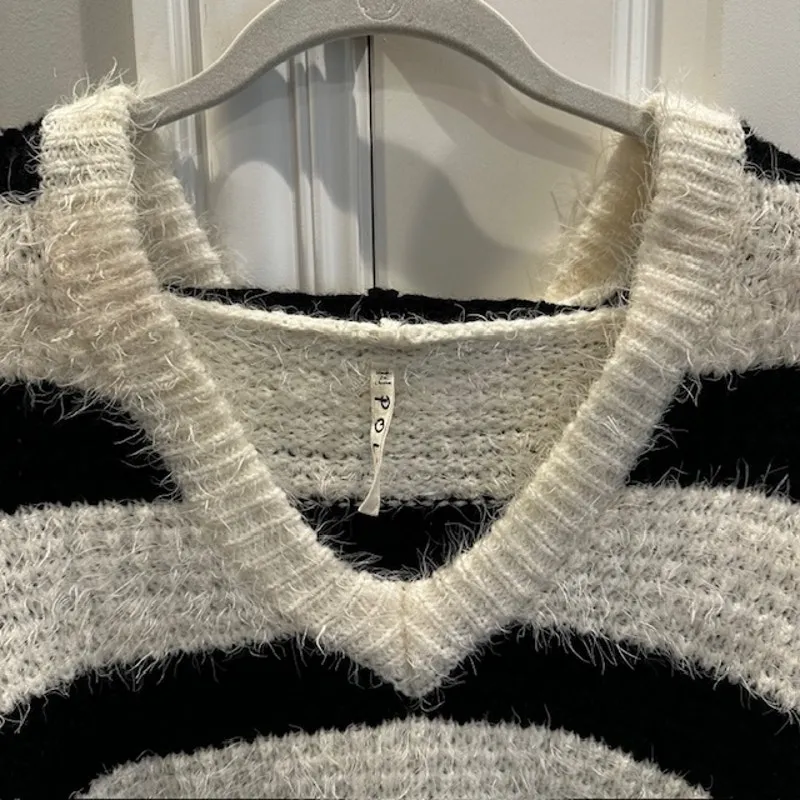 POL Hooded Chunky Eyelash Striped Pullover Sweater Size: Small Black/White - Image 4
