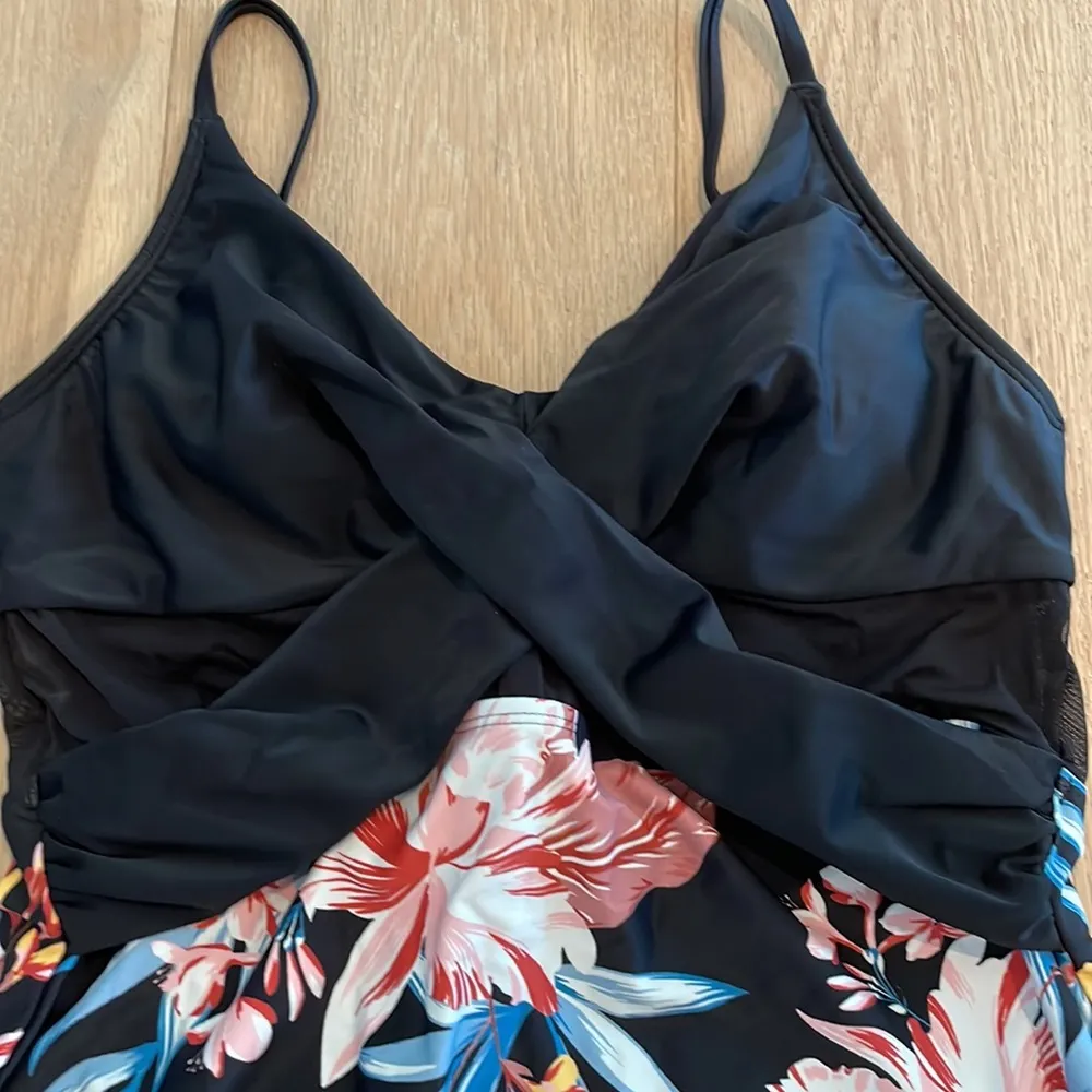 Cupshe black and tropical floral one piece swimsuit NEW WITH TAGS - Image 2