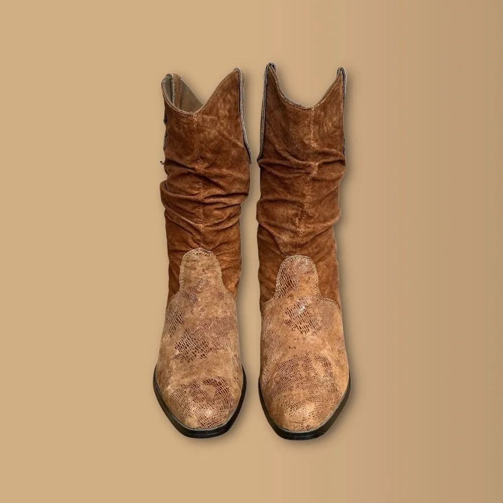 OAK TREE FARMS Carmel/Tan Distressed Leather/Suede Western Boots. Sz.7 Tan - Image 3