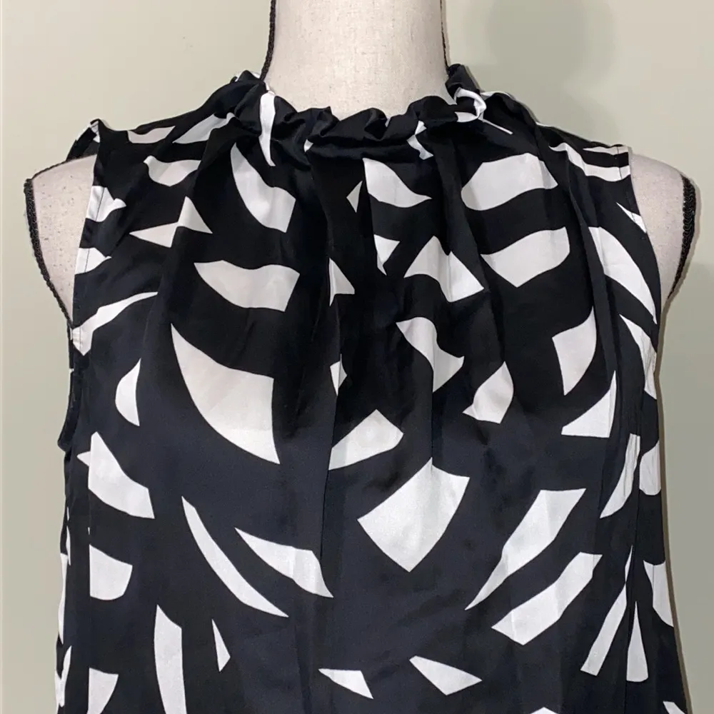 Worthington small black white geometric sleeveless button back sleeveless blouse - Image 5