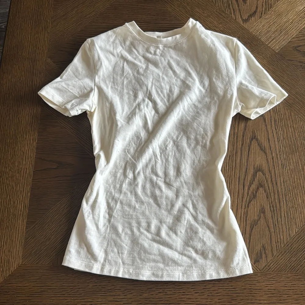SKIMS SOFT SOOTHING SEAMLESS T-SHIRT, Size X-Small, Marble, $54 - Image 4