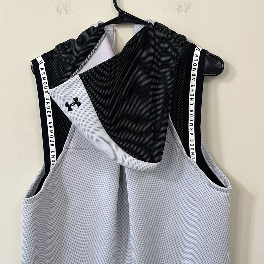 Under Armour Move Vest Size Large - Image 6
