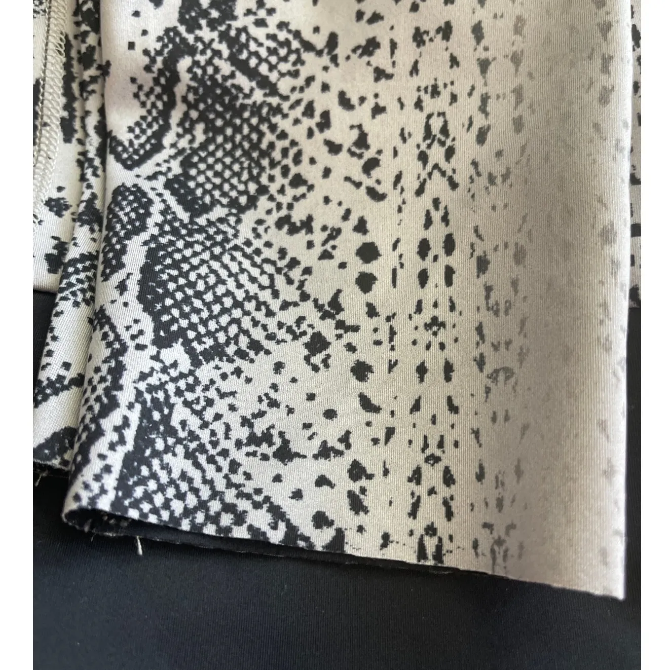 Noli Luxe Gray & Black Snake Athletic 3/4 Length Leggings Size Small‎ - Image 8