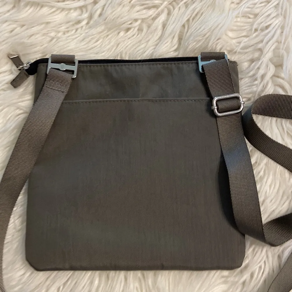 Baggalini Shoulder Bag BNWOT color gray adjustable stripe lots of zippers - Image 7