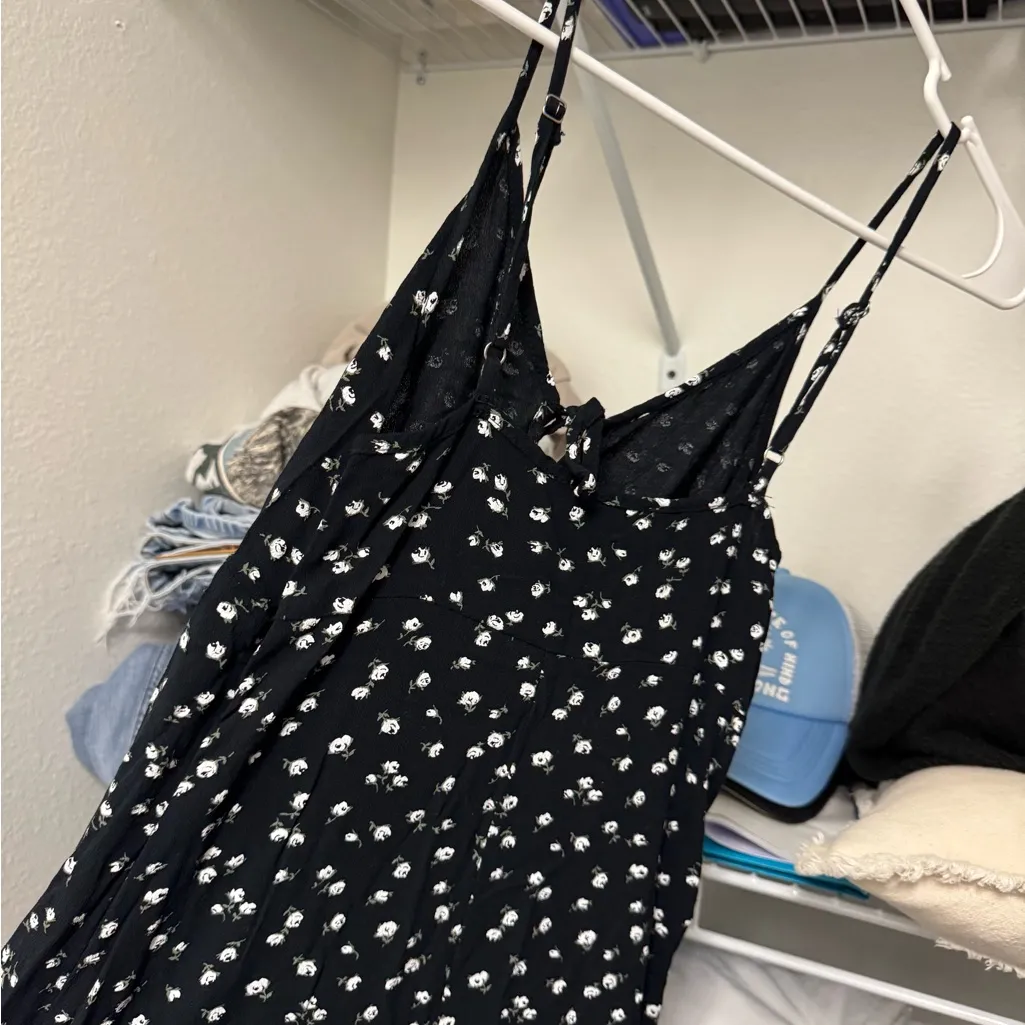 Hollister Midi Black Dress with White Floral Print - Image 5