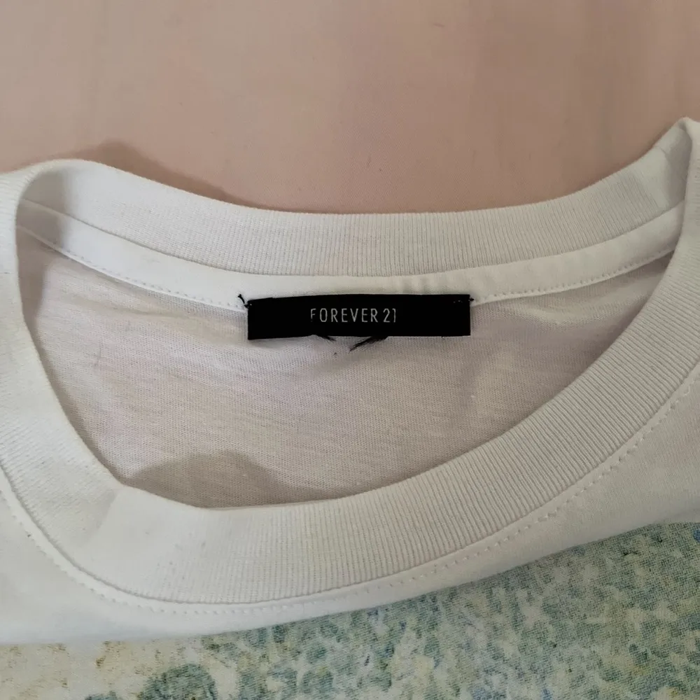 Forever 21 White Graphic Crop Top - Image 3