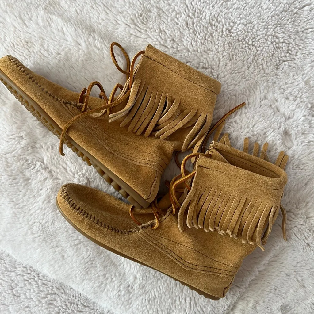 Tan Suede Fringe Moccasin Boots Size 7 Minnetonka - Image 2