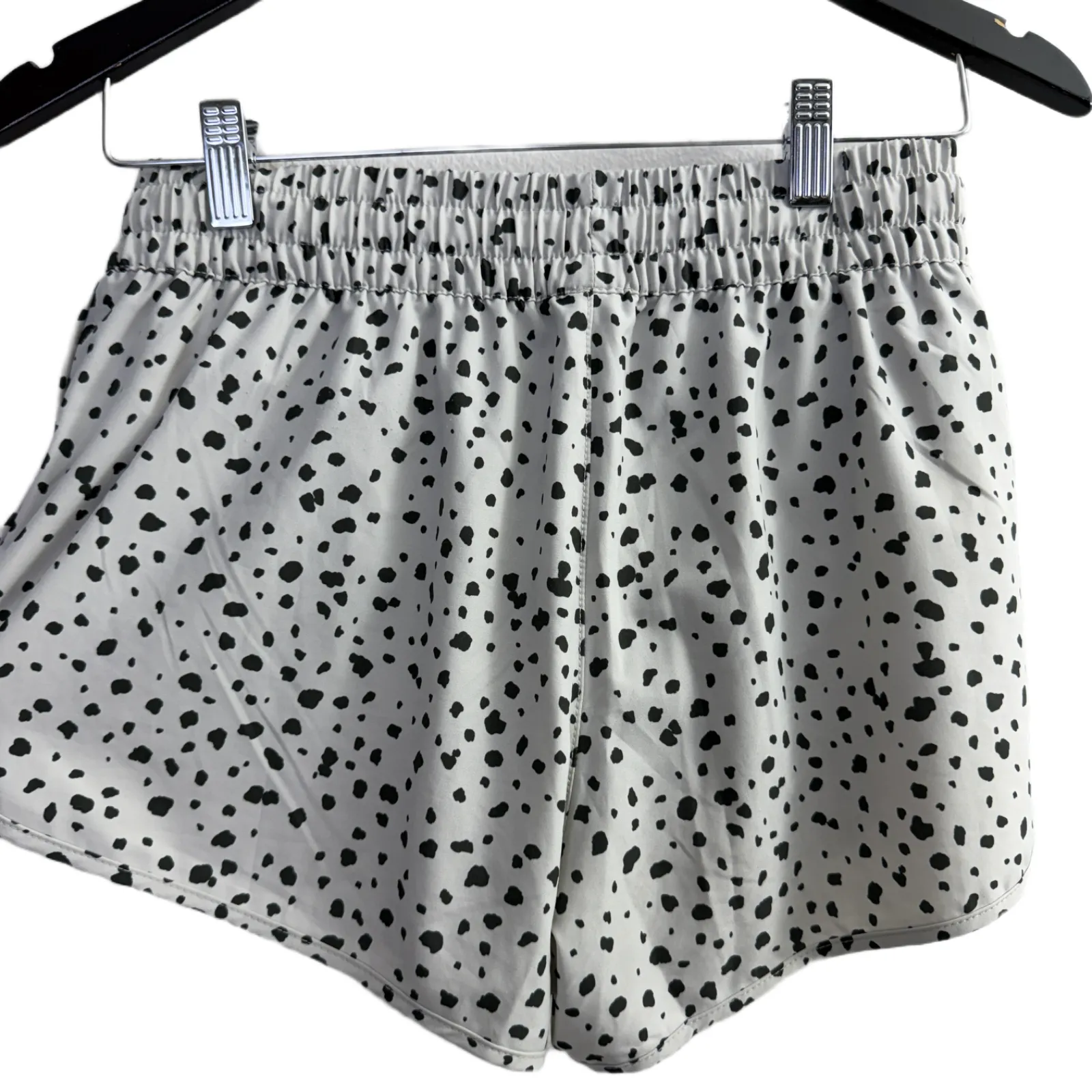 Vuori Clementine 2.0 Shorts Womens Run Jog Outdoors Lightweight Zip Pocket Dune - Image 6