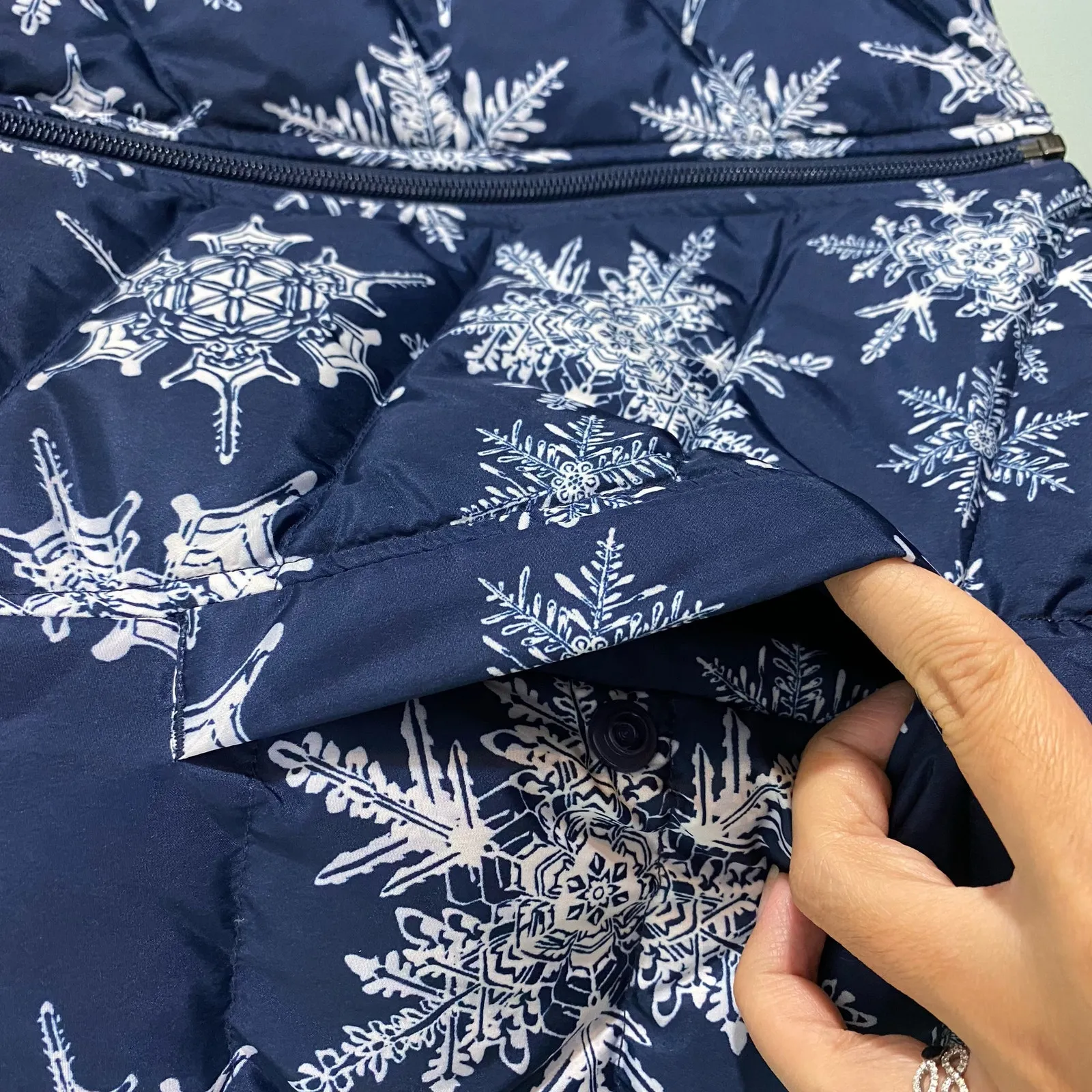 Lands' End Women's Navy Snowflakes Graphics Down Filled Vest Size S - Image 4